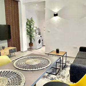 Cool One-bedroom Limeapartment With Balcony In חיפה